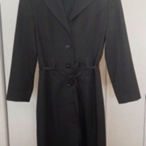 Veste de coton longue noire avec fermeture de boutons et avec lacet à la taille